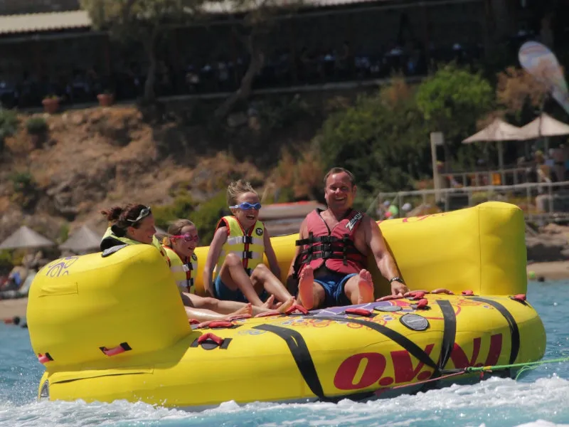 Rodzina cieszy się ekscytującą jazdą na sofie w St. Nicholas Watersports!